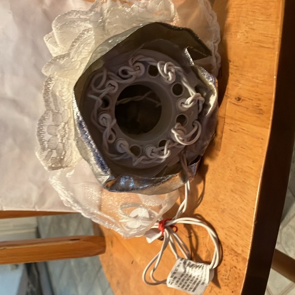 New, but no box. Lovely 10” angel tree topper which lights up n blinks. Perfect - Picture 6 of 9